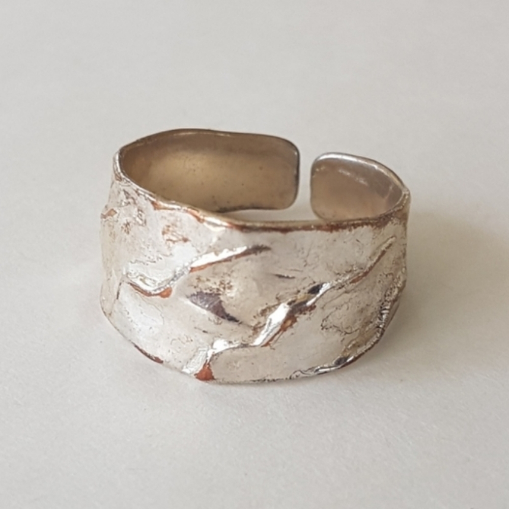 ⚒️ Hammered Metal Ring